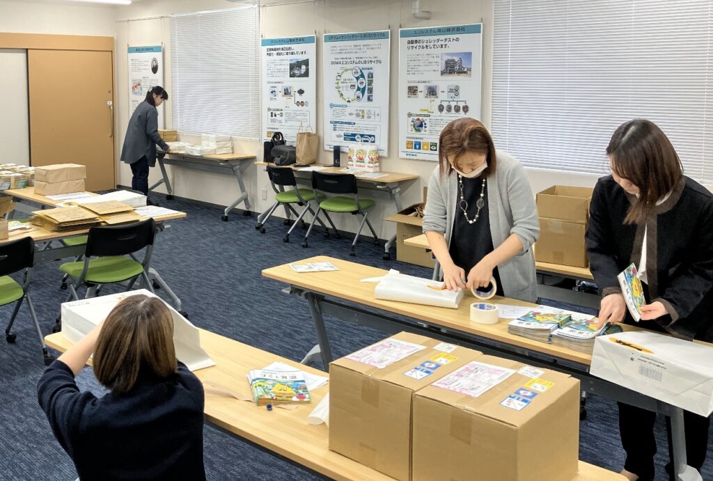 各小学校へ発送するための梱包作業を頑張りました！